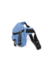 Modrá látková ramenní taška s trojúhelníkovým designem, dvěma zipovými přihrádkami, černými popruhy a texturovanými detaily na popruhu.