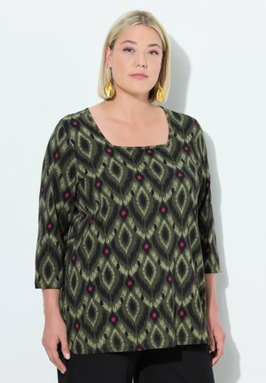 Zwarte top met olijfgroene en roze diamanten patroon, vierkante halslijn, driekwart mouwen en soepele stofstructuur.