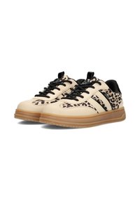 Un paio di sneakers beige con stampa leopardata, lacci neri, fodera interna nera e suole spesse marroni su uno sfondo bianco.