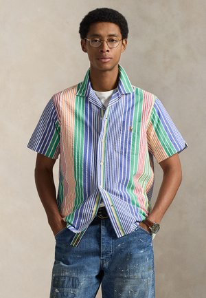 Chemise à manches courtes avec boutons, présentant des rayures verticales en bleu, vert, orange et blanc, avec une poche poitrine et en coton.