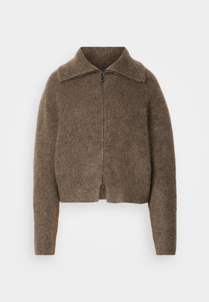 Cardigan zippé en laine brune avec un col, un design court et un ourlet côtelé. Texture douce avec une apparence légèrement duveteuse.