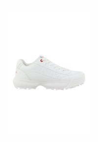 Chaussure de sport blanche avec une tige synthétique texturée, fermeture à lacets, semelle en caoutchouc et détails d'accent rouge sur les œillets et le logo.