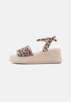 Sandalia cuña de esparto con tiras de tela con estampado de leopardo y cierre de hebilla, suela de cuerda trenzada beige y suela exterior de goma texturizada.