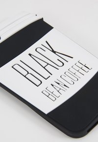 Telefónny kryt s témou kávy s čiernymi fazuľkami v bielo-čiernom dizajne. Obsahuje vyrezávané písmená "BLACK BEAN COFFEE" na hladkej textúre.