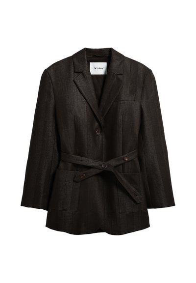 Blazer structuré noir avec revers crantés, fermeture par un bouton, deux poches avant et une ceinture assortie nouée à la taille.
