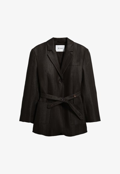 Blazer structuré noir avec revers crantés, fermeture par un bouton, deux poches avant et une ceinture assortie nouée à la taille.