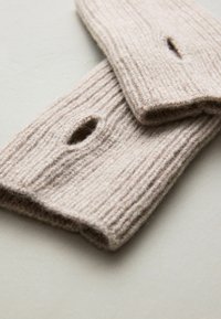 Beeg villased käe soojendajad ribatekstuuriga ja pöidlahooldega. Pehme, kudumiskujundus, millel on tihe istuvus ja minimalistlik stiil.