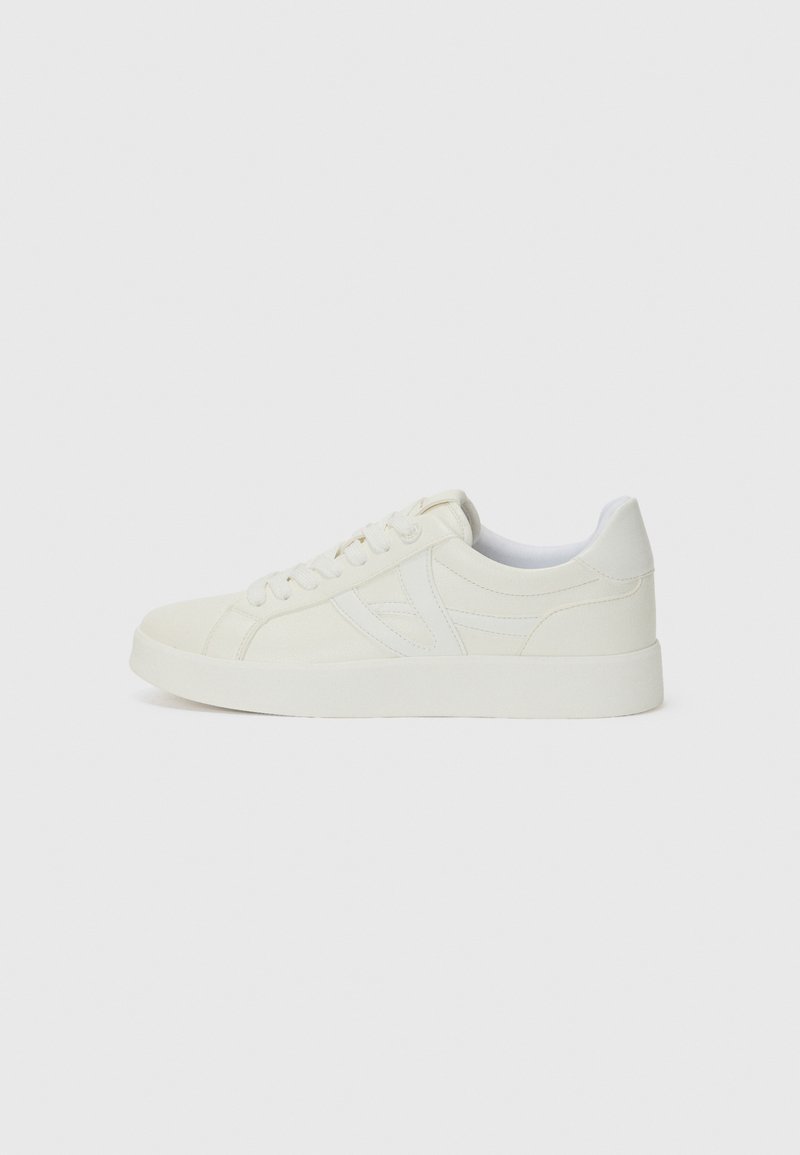 Weiße Sneakers mit glatter Lederoberfläche, runder Zehenpartie, flacher Gummisohle und dezenten Nahtdetails an den Seiten. Mit Schnürung.