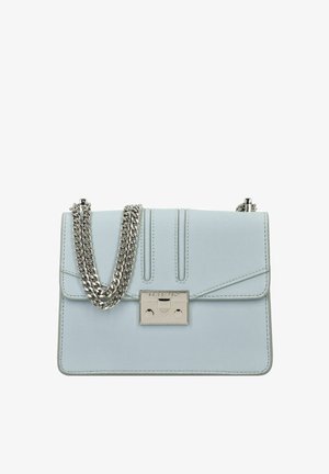 Sac à main en cuir bleu clair avec une bandoulière en chaîne argentée, de forme rectangulaire et avec un fermoir en métal. Devant texturé avec des accents de couture.