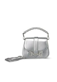 Borsa in metallo argentato con un design strutturato, manico intrecciato e accenti decorativi in cristallo sul fronte. Include una tracolla removibile.