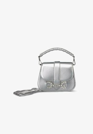 Metallisch zilveren handtas met een gestructureerd ontwerp, gevlochten handvat en decoratieve kristalen accenten aan de voorkant. Heeft een afneembare schouderriem.