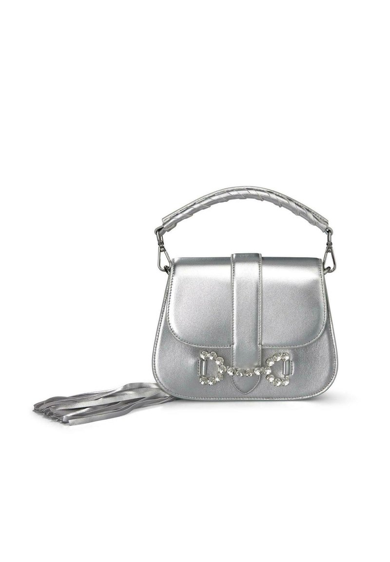 Borsa in metallo argentato con un design strutturato, manico intrecciato e accenti decorativi in cristallo sul fronte. Include una tracolla removibile.