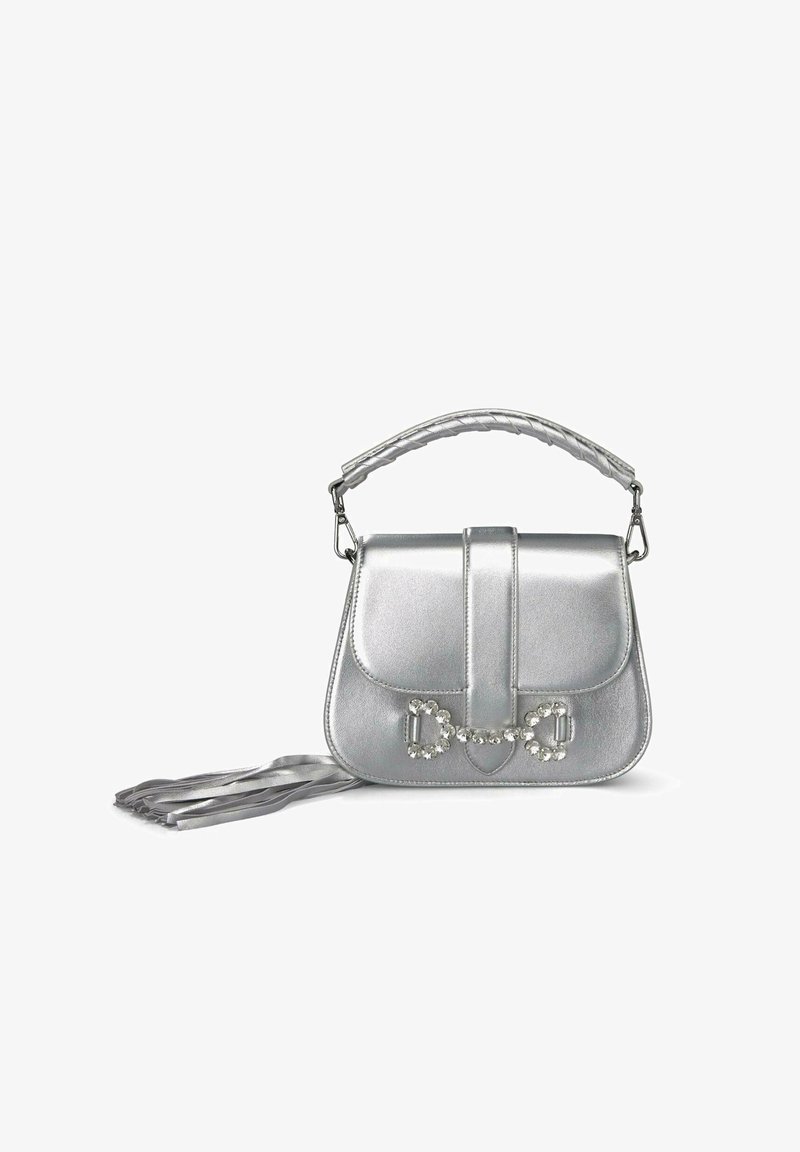 Borsa in metallo argentato con un design strutturato, manico intrecciato e accenti decorativi in cristallo sul fronte. Include una tracolla removibile.