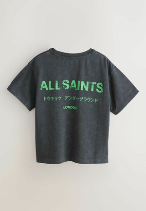Grå bomulls-t-shirt med korta ärmar och rund hals. Grön tryckt text som lyder "ALLSAINTS" med ytterligare text på japanska och "LONDON."