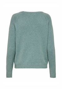 Pull vert uni en maille à manches longues avec poignets, ourlet et encolure ronde côtelés, montré de dos sur fond blanc.