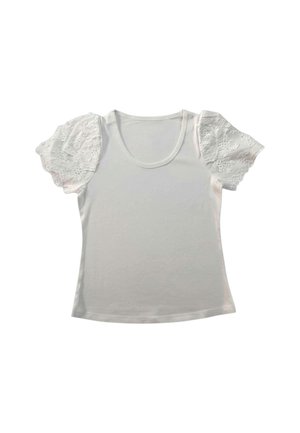 Camicia bianca a maniche corte con scollo a U e maniche a sbuffo in pizzo con ricami floreali.