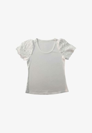 Camicia bianca a maniche corte con scollo a U e maniche a sbuffo in pizzo con ricami floreali.