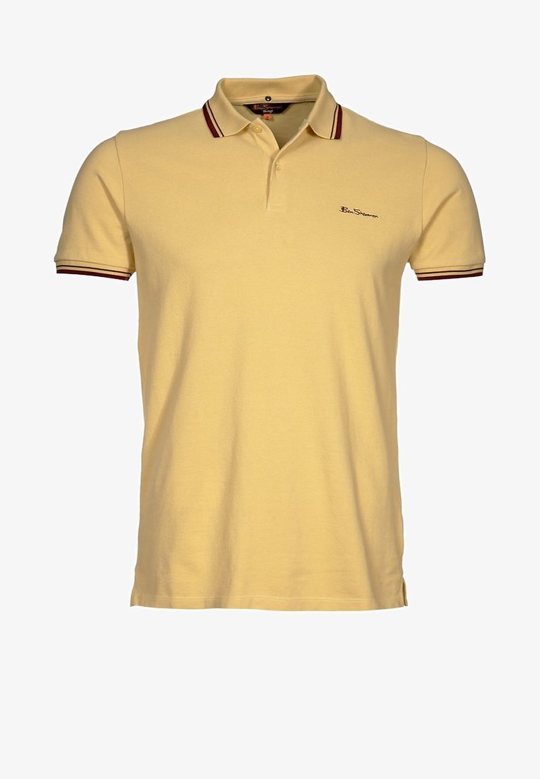 Polo jaune à manches courtes pour homme avec col et bordures de manches rayés bordeaux, et petit logo brodé sur la poitrine.