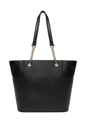 Bolso tote de cuero negro con correas para el hombro de cadena dorada y cuero, con bolsillos laterales y una forma rectangular estructurada.