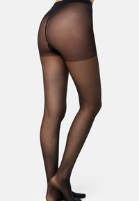 Medias negras transparentes con una textura suave, que cuentan con una pretina alta y punta reforzada. El material es semitransparente y elástico.