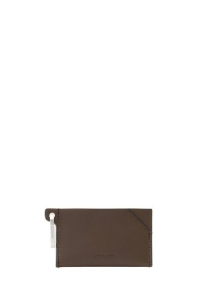 Porte-cartes en cuir marron au design mince, doté d'une accent de coupe diagonale et d'un nom de marque embossé. Comprend une petite étiquette attachée.