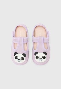 Lila slip-on skor med T-rem-design; pryds med pandaansikte i svart och vitt; mjuk textur och vadderad innersula.