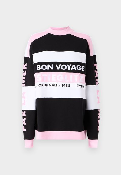 Felpa multicolore con strisce nere, bianche e rosa. I design testuali includono "BON VOYAGE" e "STIEGLITZ." Tessuto morbido con polsini a costine.