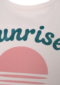 Camiseta de algodón con cuello redondo que presenta un texto en color teal que dice "amanecer" y un gran gráfico de sol rosa con acentos en rayas blancas.