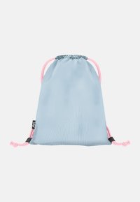 Niebieski worek ze sznurkiem wykonany z lekkiego materiału, z różowymi sznurkami, zwężanym w górnej części oraz małą czarną metką z boku.
