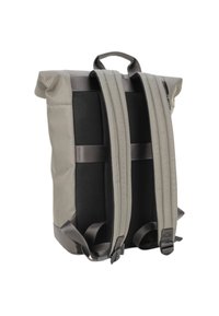 Svetlo siva nahrbtnik prikazan s podložene zadnje strani z dvema nastavljivima naramnicama in ročajem za nošnjo na vrhu.