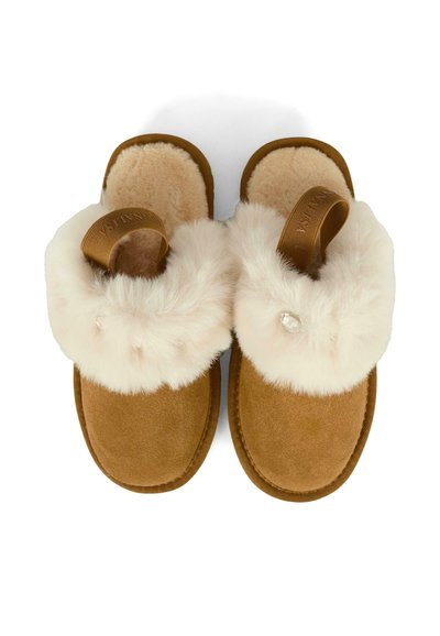 Chaussons marron à enfiler avec une épaisse doublure en fourrure de couleur crème et une petite pierre décorative sur chaque chausson.