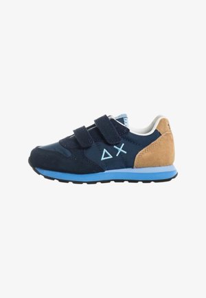 Scarpetta da bambino blu navy e beige con suola azzurro chiaro, due cinturini in velcro e logo geometrico azzurro chiaro sul lato.