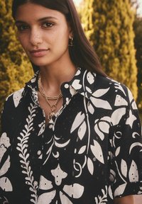 Next REGULAR FIT-BRODERIE SHORT SLEEVE - Košilová halenka  - black white floral print