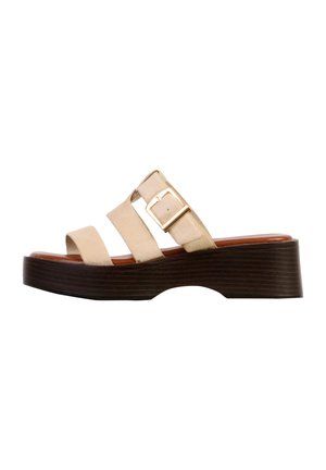 Beige sandal med åben tå med tre stropper, gyldent spænde og tyk mørkebrun platformsål med udsparing ved buen.