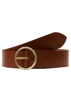 Bruine leren riem met een getextureerd oppervlak en een ronde gouden gesp met kleine gegraveerde tekst.