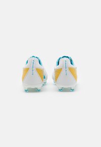 Scarpe da calcio bianche con accenti blu e pannelli in rete gialla. Presentano un design testurizzato con tacchetti stampati per una migliore trazione.