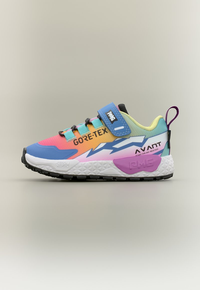 Πολύχρωμο παιδικό αθλητικό παπούτσι με αποχρώσεις σε μπλε, ροζ, κίτρινο και πράσινο, μαύρη σόλα, ιμάντα με βέλκρο και εμπορικές ονομασίες "GORE-TEX" και "AVANT".