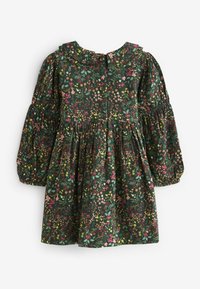 Abito verde con stampa floreale caratterizzato da un colletto tondo, maniche a sbuffo e vita arricciata. Il tessuto ha una texture liscia con motivi floreali colorati.
