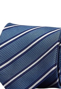 Blå vävd slips med en texturerad mönster med diagonala ränder i olika nyanser av blått och tunna vita accenter.