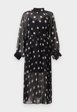 Svart gjennomsiktig plissert midikjole med hvite polkadotter, lange ballongerm, høy hals og belte i midjen.