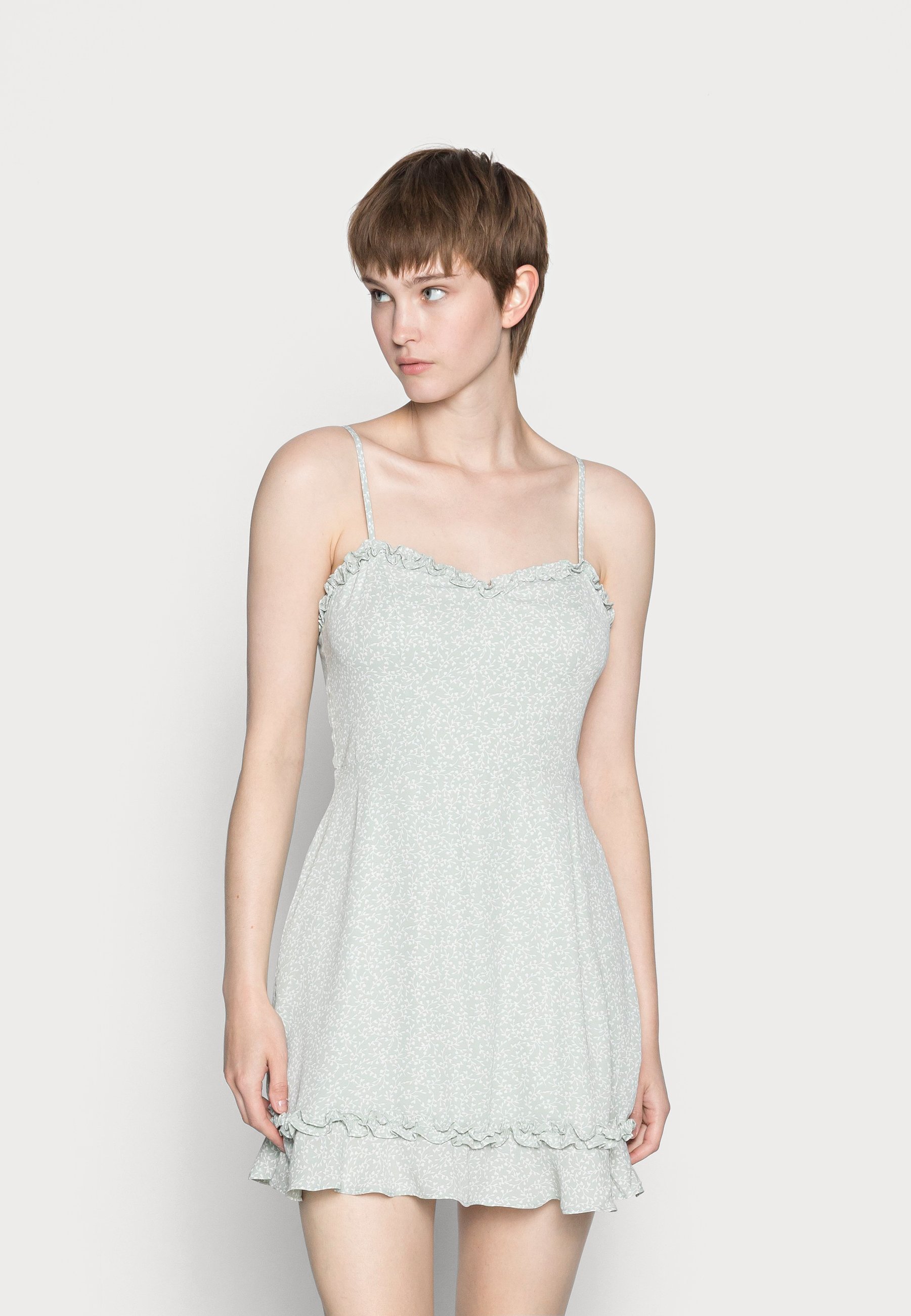 NA-KD PAMELA REIF x NA-KD - RECYCLED RUFFLE NECKLINE THIN STRAP DRESS -  Freizeitkleid - green/grün - Zalando.de
