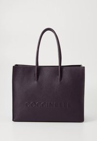 Μωβ δερμάτινη τσάντα χειρός με υφή, που διαθέτει δύο λαβές και ανάγλυφο λογότυπο στο μπροστινό μέρος. Σχέδιο με ανοιχτή κορυφή.