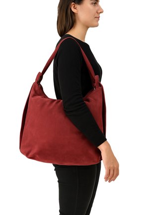 Sac en suède bordeaux à la forme décontractée, avec deux poignées robustes et une texture douce. Aucun matériel ni accent visible.