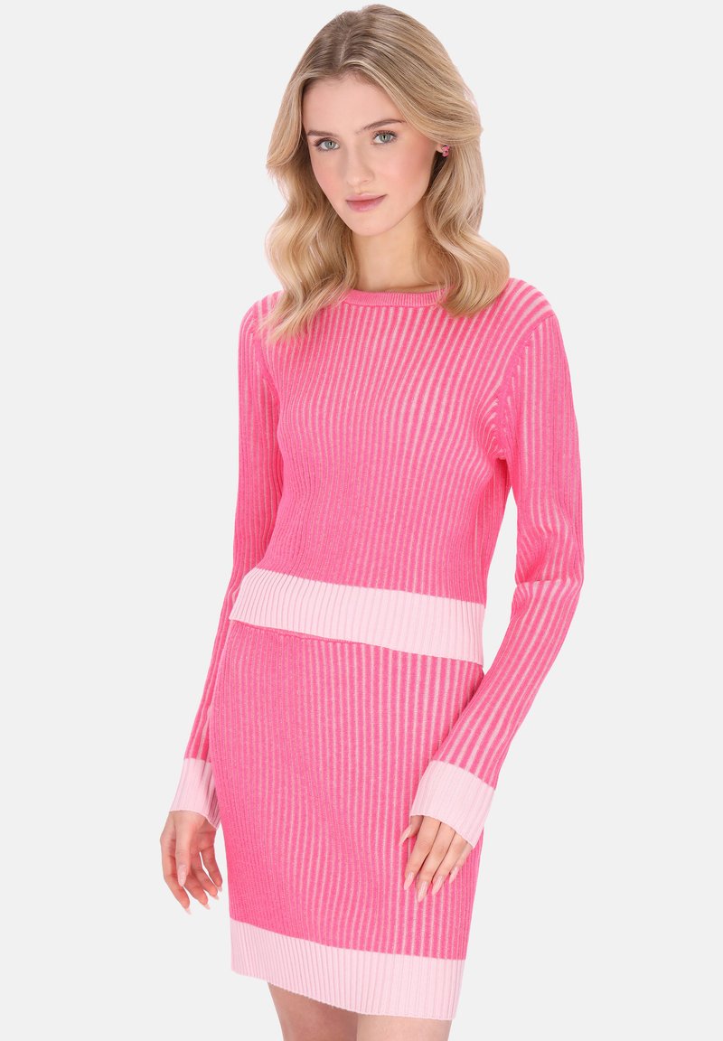 Różowa sukienka w paski z dzianiny z długimi rękawami, z jaśniejszym różowym prążkowanym paskiem w talii i mankietami, tworząc dopasowaną sylwetkę.