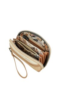 Cartera de piel beige con cierre de cremallera, múltiples ranuras para tarjetas y un forro con patrón floral. Presenta una correa para la muñeca y texto grabado.