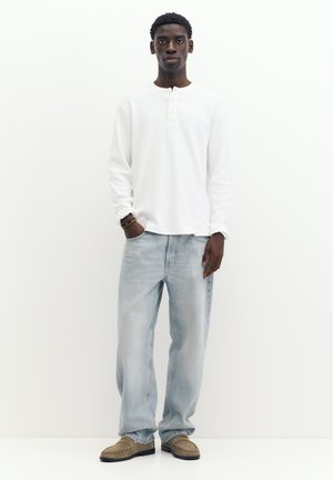 PULL&BEAR, HENLEY WAFFLE-KNIT LONG SLEEVE - T-SHIRT - Pullover - white