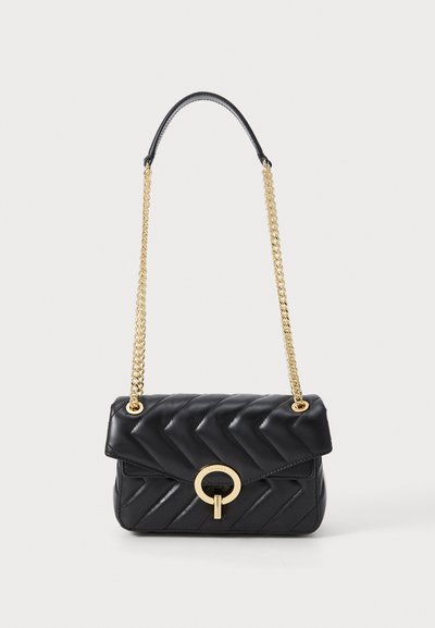 Sac à main en cuir matelassé noir avec une bandoulière en chaîne dorée, présentant un fermoir à rabat en or arrondi. Forme rectangulaire compacte.