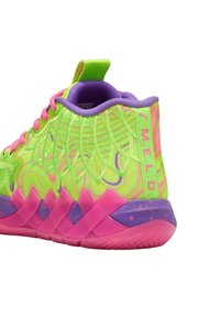 Helle grüne und rosa Sportausrüstung mit einem Obermaterial aus Mesh, strukturiertem Muster, lila Akzenten und einer Sohle mit einem gemusterten pinken und lila Design.