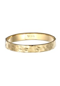 Anello d'oro con texture martellata, caratterizzato da un bordo liscio e impreziosito dalla punzonatura "375". Finitura lucida, forma circolare.