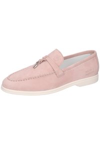 Svijetlo ružičasti suede loafer s prošivenim rubom, kožnom trakom i srebrnim hardverom. Ima bijeli sintetički potplat i utisnuti logo.